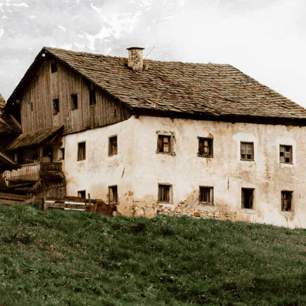 Damaged or fixer-upper home in Utah neighborhood